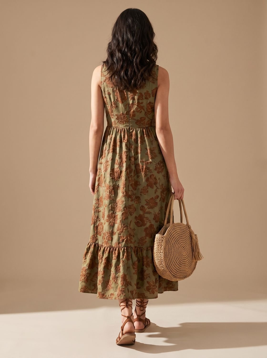 Vestido largo con abertura lateral y print floral, ideal para verano