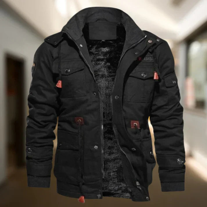 Hombre con chaqueta forrada de estilo urbano para el día a día