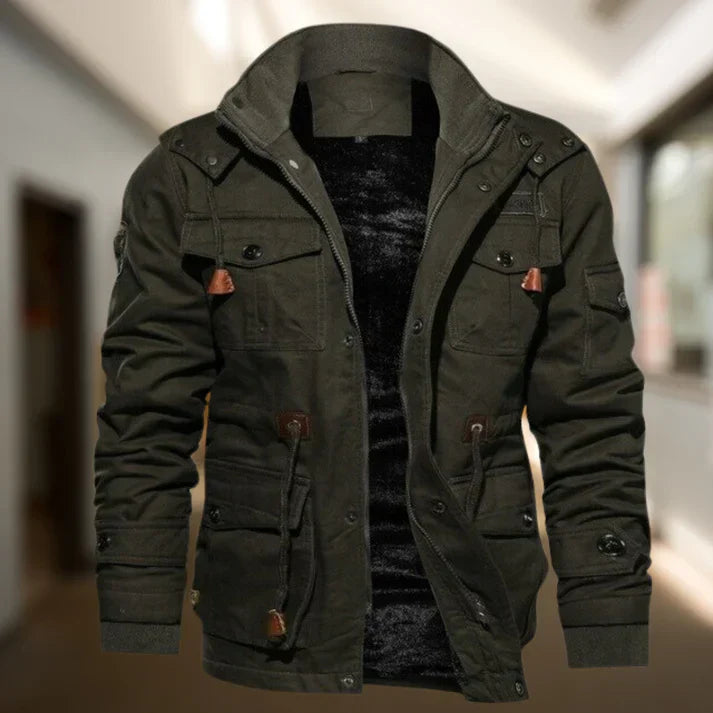 Detalle del forro interior suave de la chaqueta para hombre