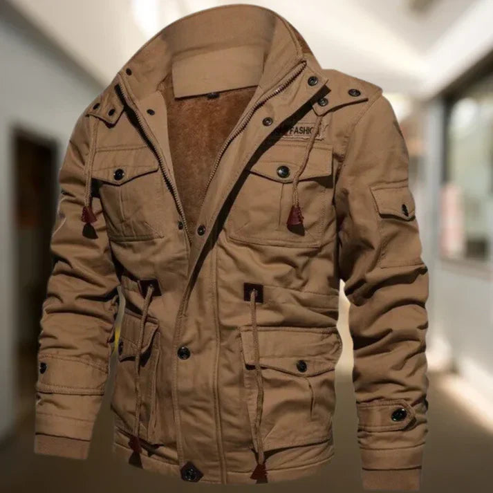 Chaqueta de hombre combinada con camisa en look casual urbano