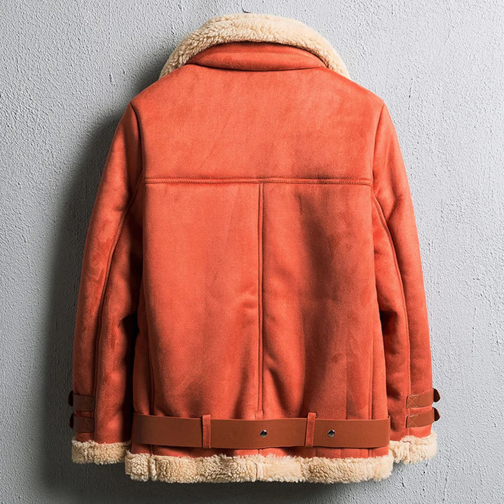 Modelo luciendo chaqueta de invierno gruesa en exterior