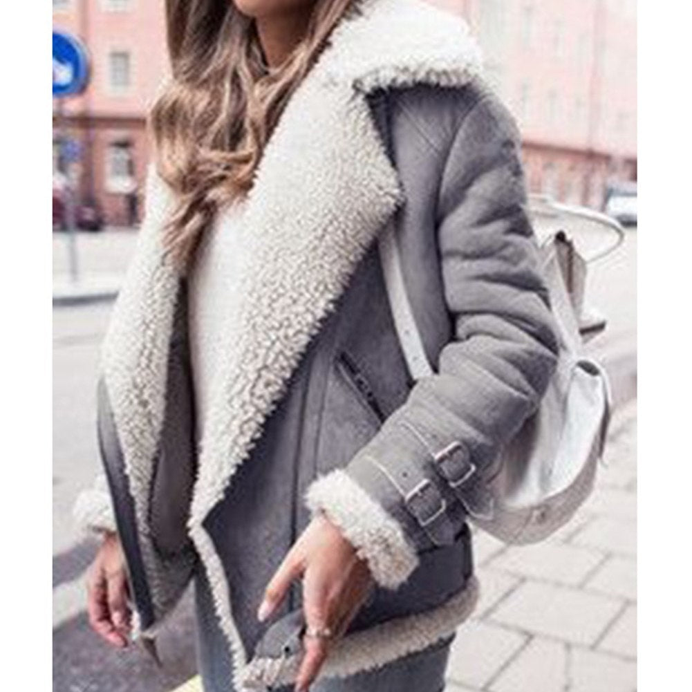 Mujer con chaqueta de invierno gruesa en color negro