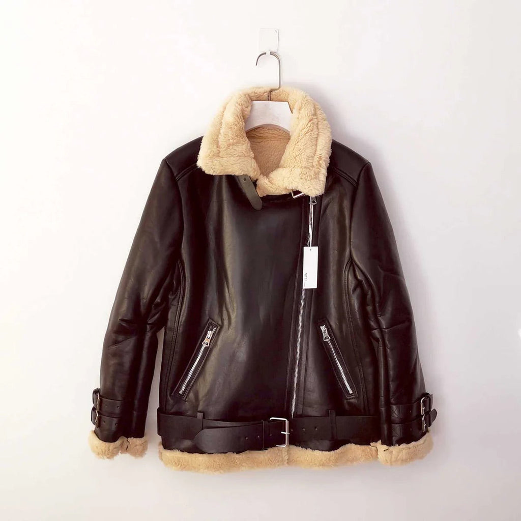 Detalle de cierre y bolsillos de la chaqueta de invierno