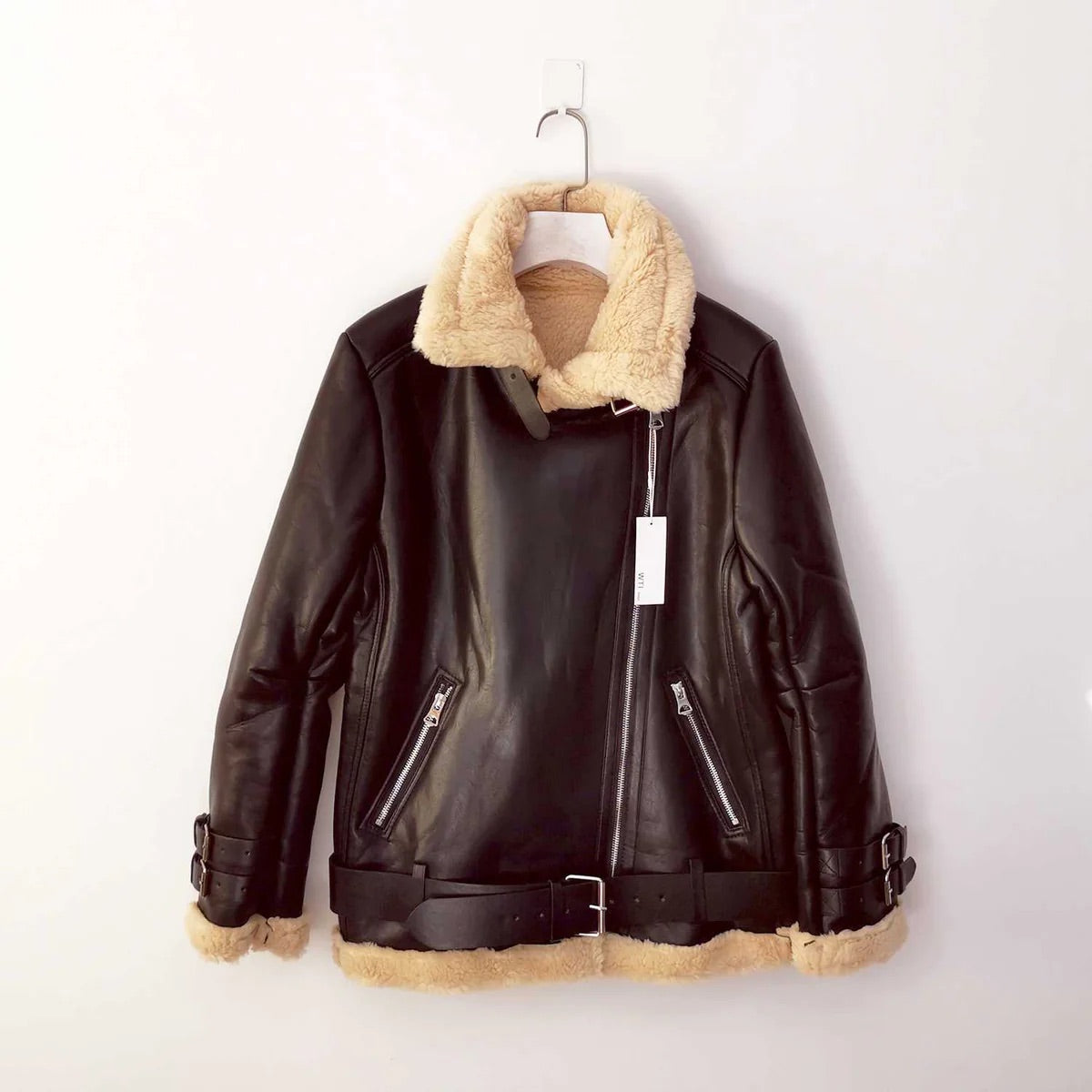 Detalle de cierre y bolsillos de la chaqueta de invierno