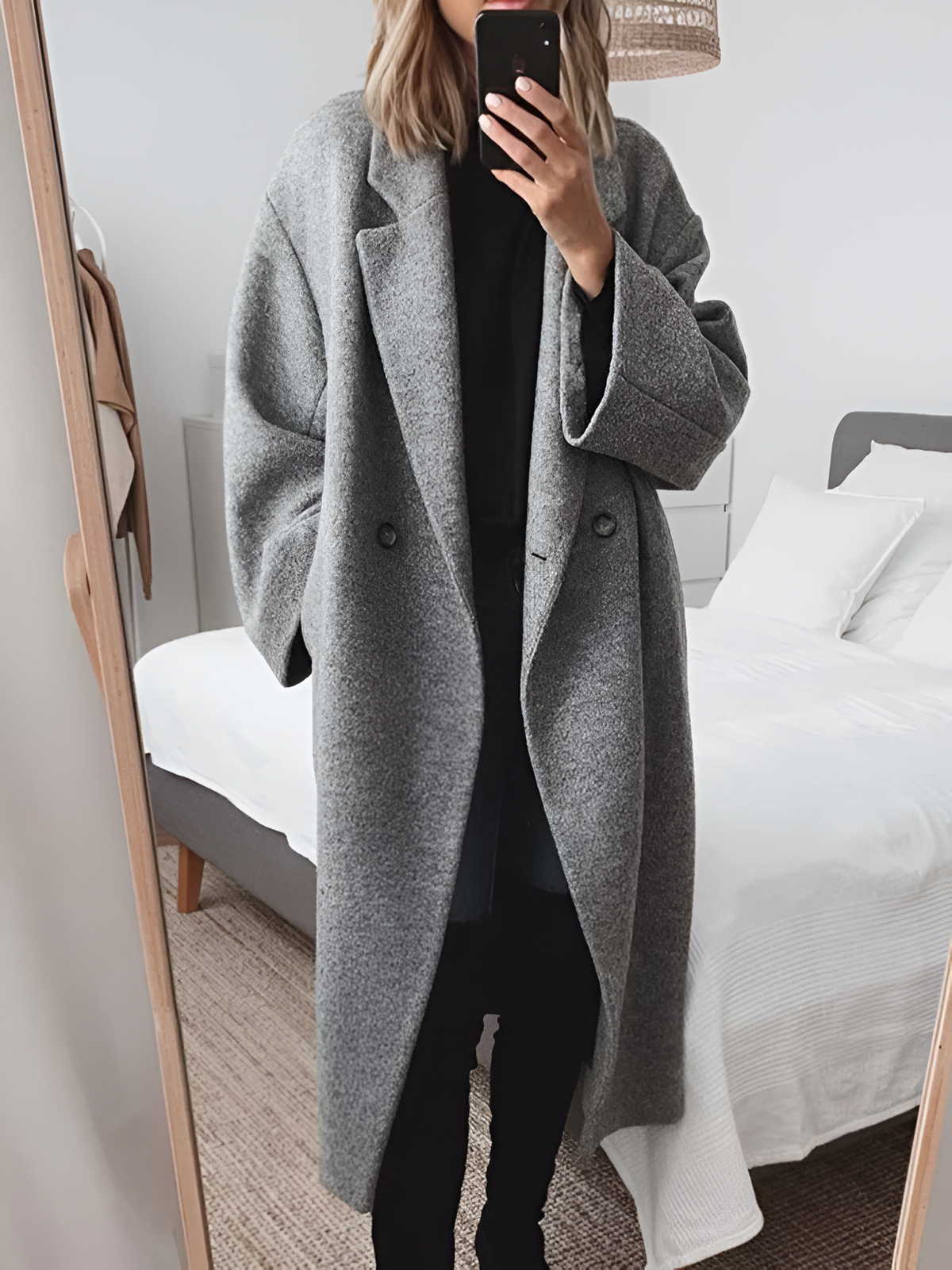 Mujer con abrigo oversize de mezcla de lana en tono gris para invierno