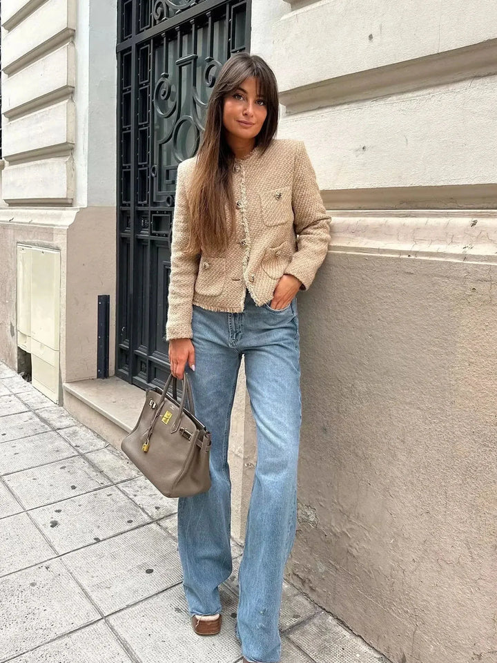 Detalle del tejido de tweed y bolsillos del blazer BRISENNE para mujer