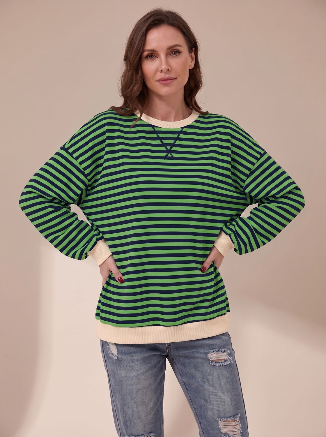 Detalle de la silueta oversize de la sudadera de rayas retro