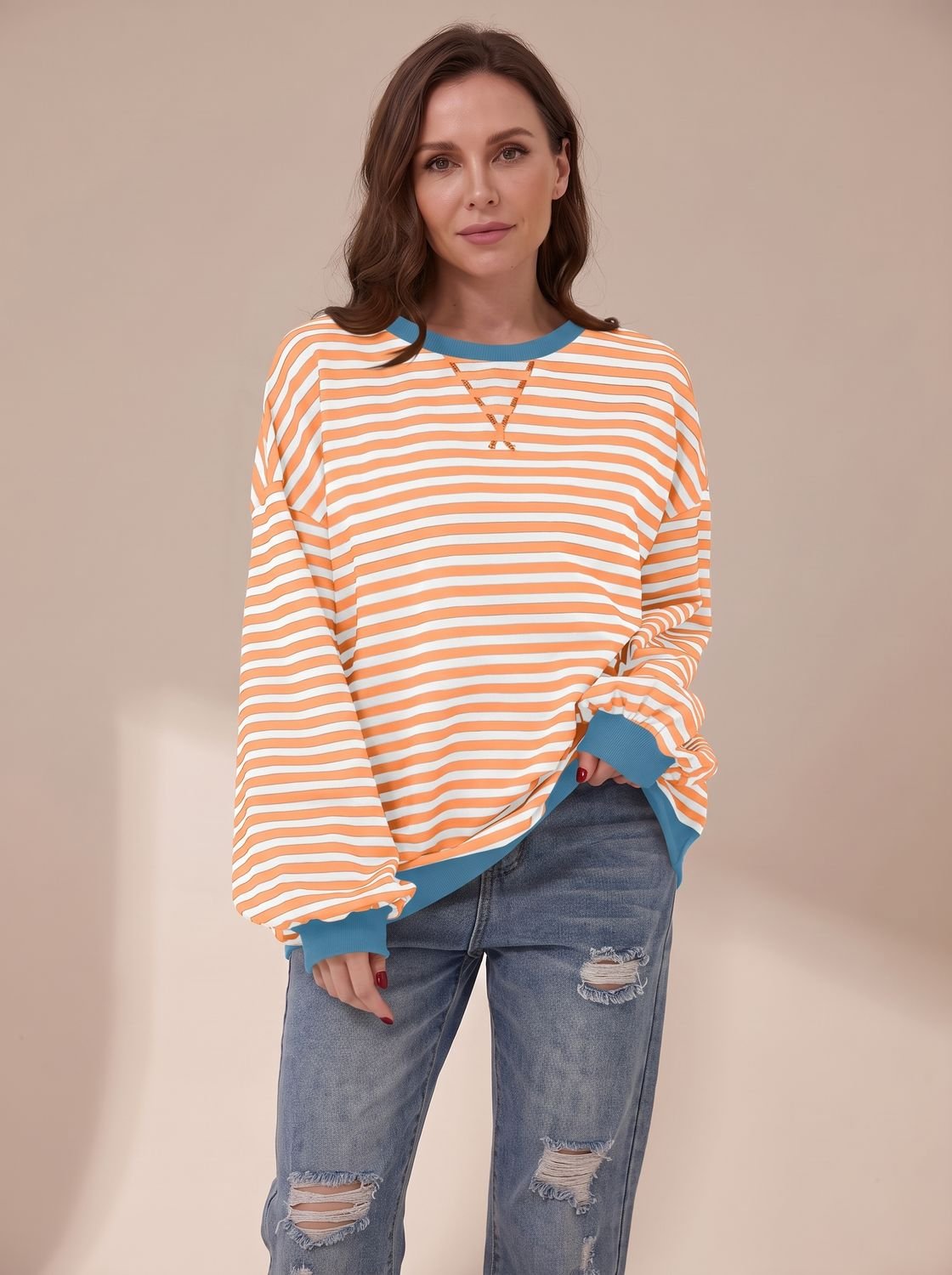 Sudadera oversize de rayas retro combinada con vaqueros de talle alto