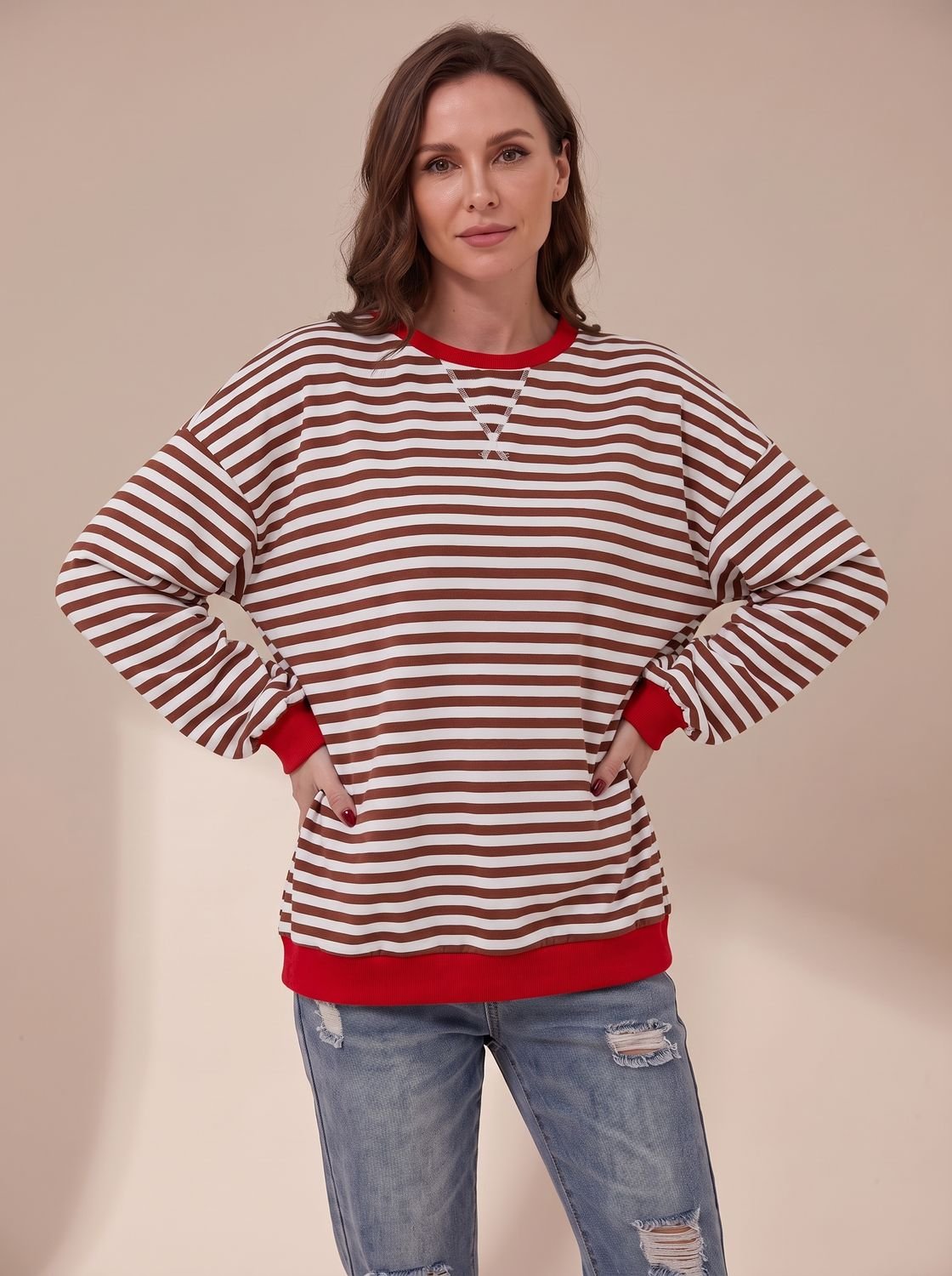 Vista lateral de la sudadera oversize de rayas para mujer