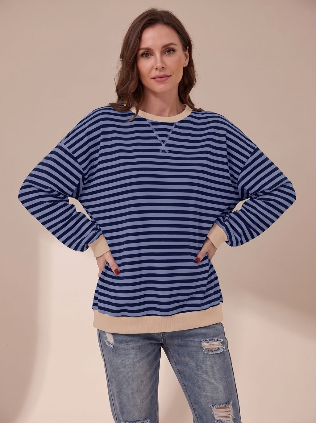 Modelo luciendo la sudadera BRIZEL en un look urbano casual