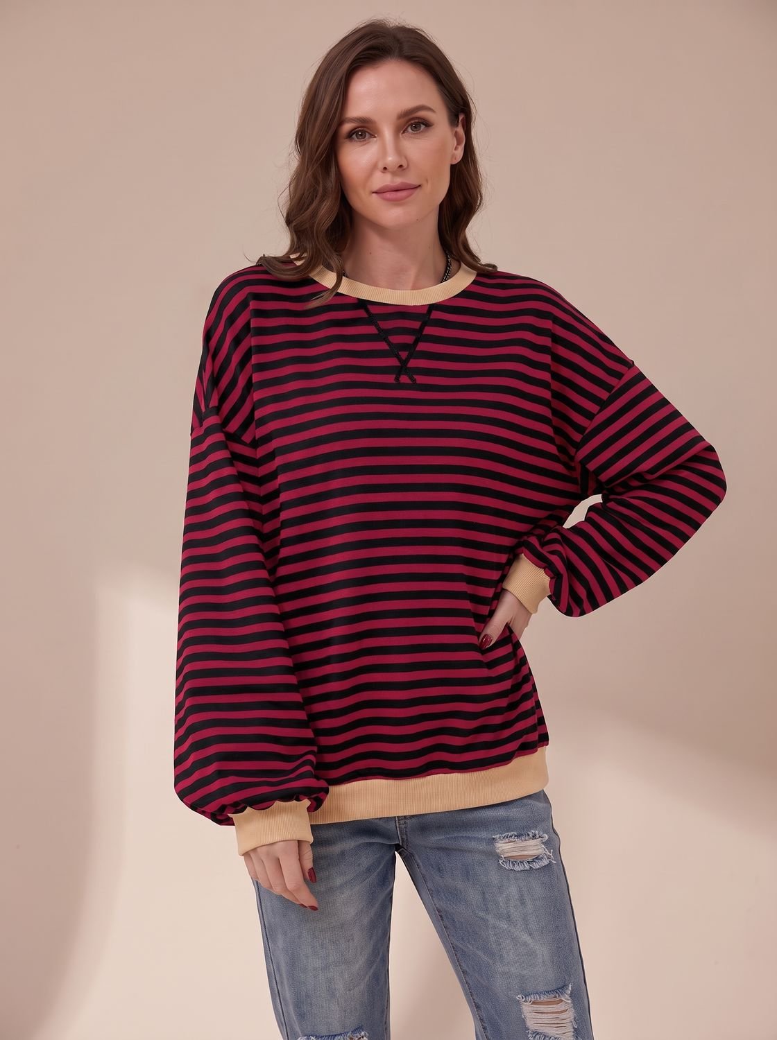 Sudadera de rayas combinada con shorts biker para look deportivo