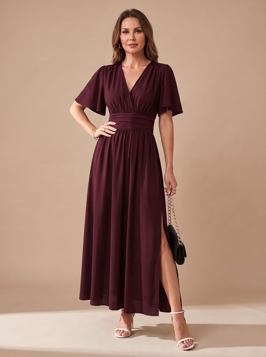 Vestido CELINDRA estilizado con sandalias planas para look diurno