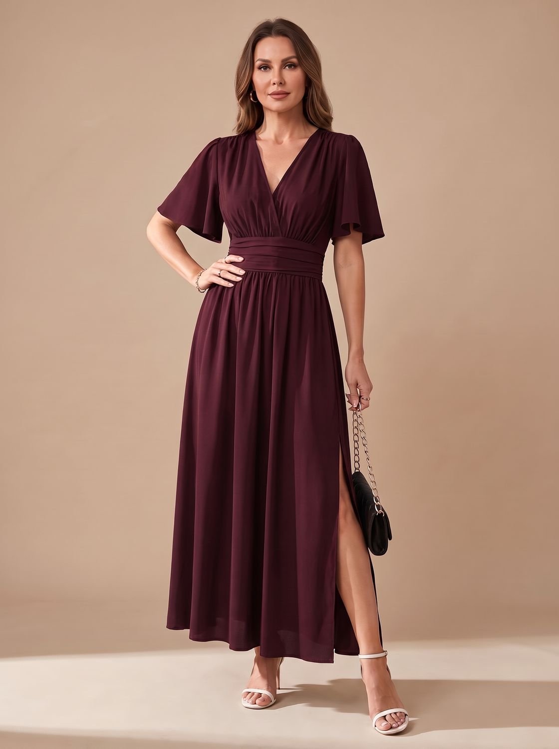 Vestido CELINDRA estilizado con sandalias planas para look diurno