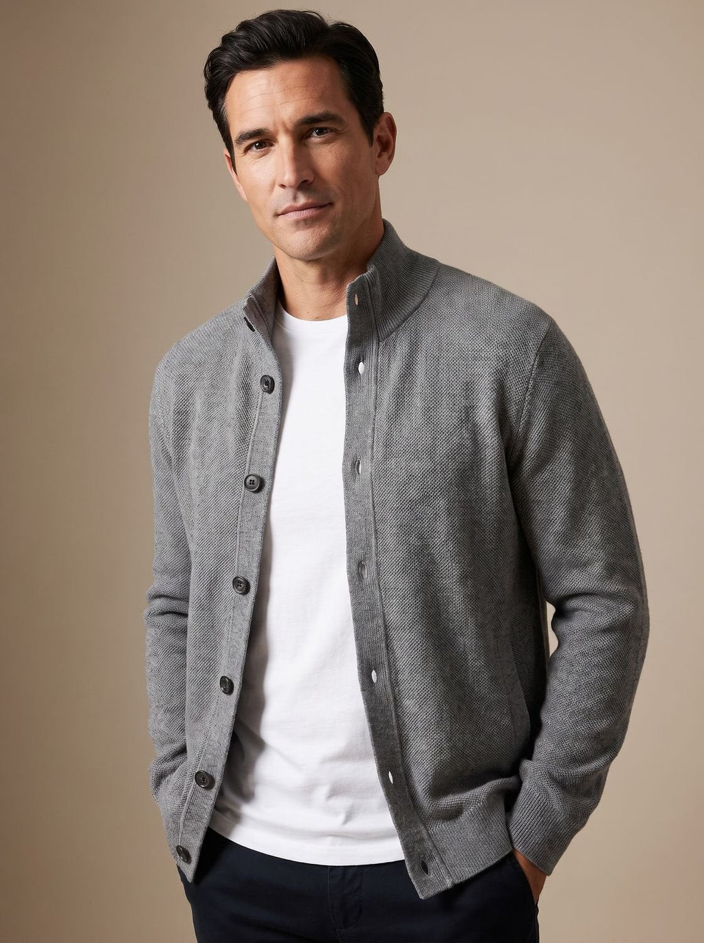 Hombre luciendo cárdigan de punto texturizado sobre camisa en look smart casual