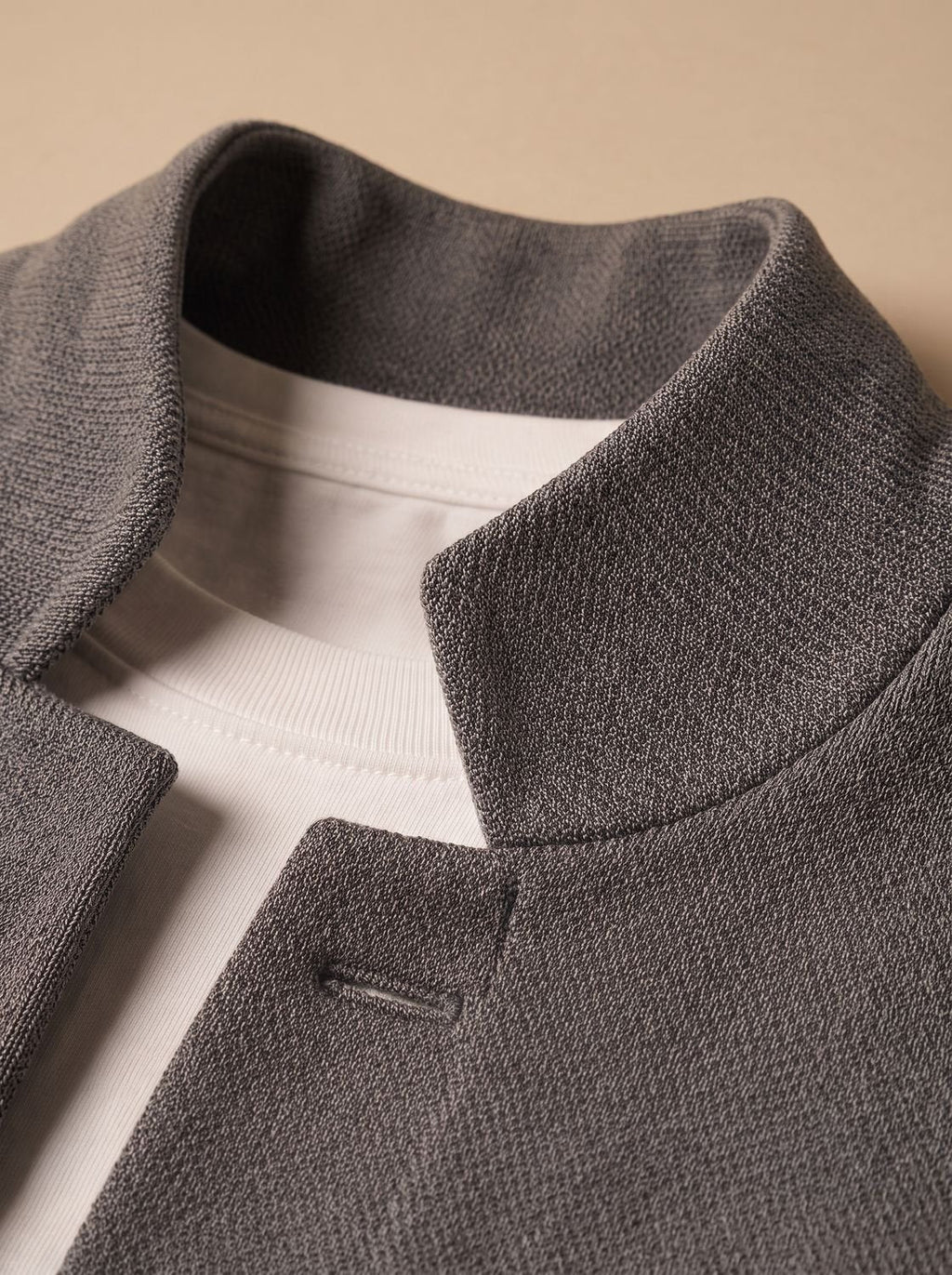 Cárdigan de punto con cuello mao combinado con vaqueros para un look informal