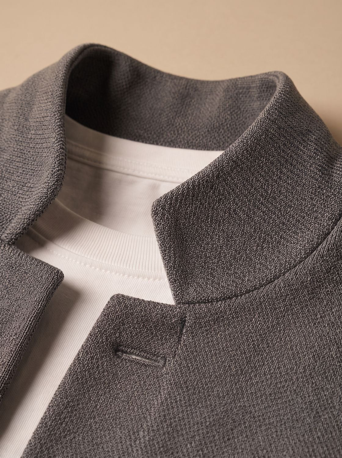 Cárdigan de punto con cuello mao combinado con vaqueros para un look informal