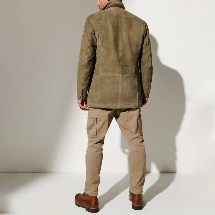 Hombre luciendo la chaqueta vintage Dalton con estilo casual