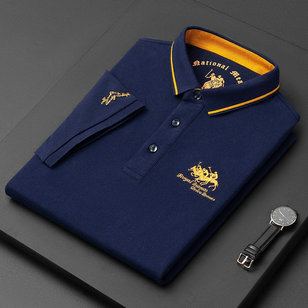 Detalle del bordado en el pecho del polo de algodón