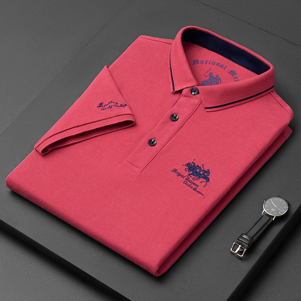 Vista frontal del polo elegante con botones en el cuello