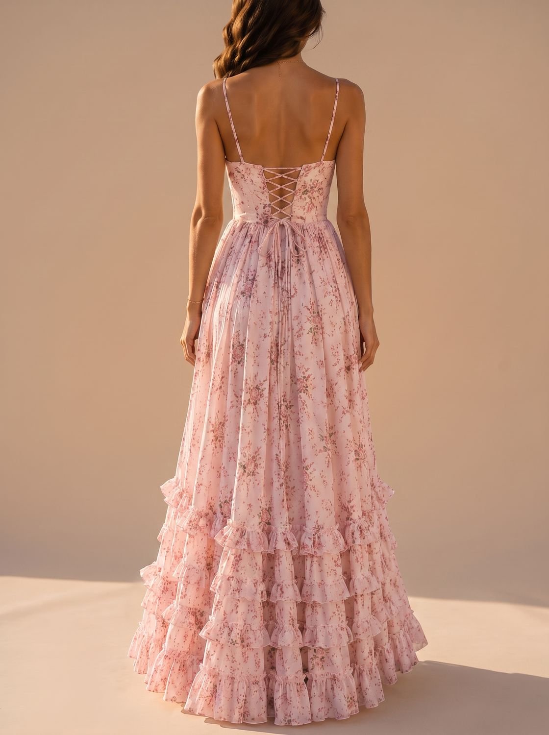 Detalle del estampado floral rosa sobre fondo claro del vestido Alaia