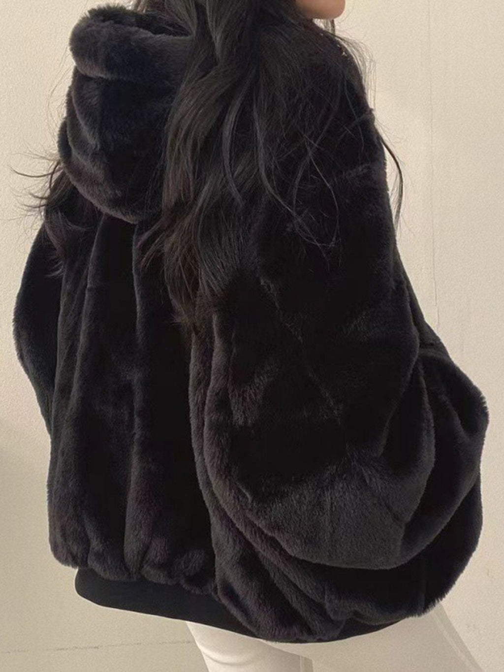 Abrigo FRISOLDE oversize para mujer visto de perfil, corte relajado