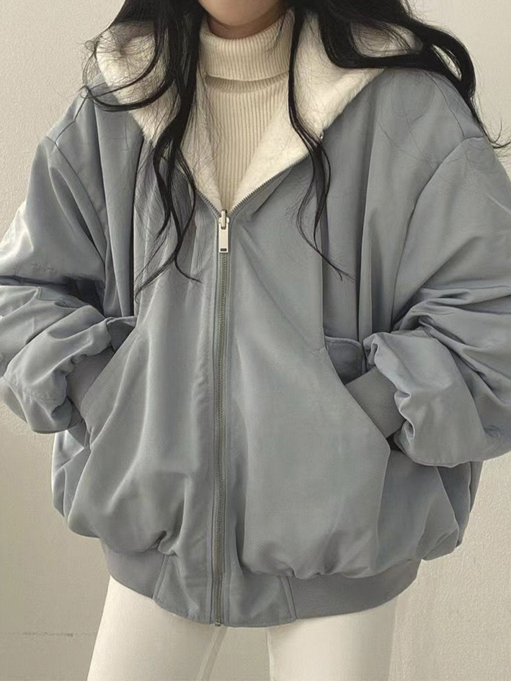 Mujer con abrigo FRISOLDE oversize combinado con look casual de invierno