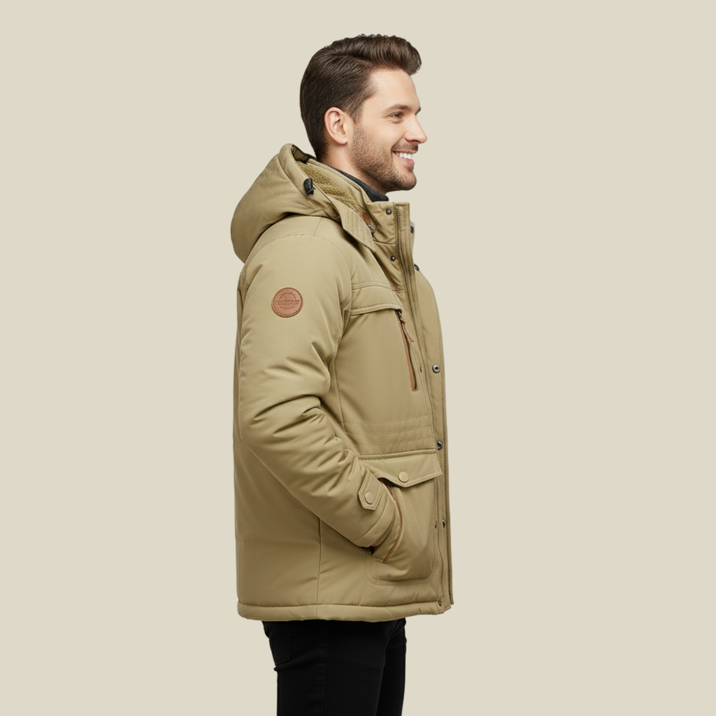 Chaqueta táctica de invierno GRIMSVYK en color verde sobre fondo neutro