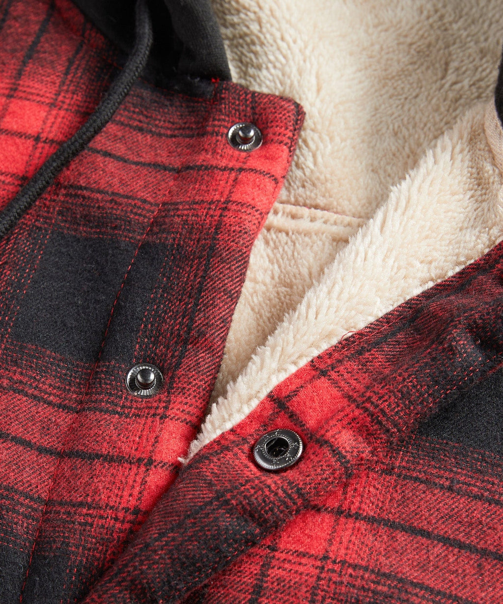 Hombre luciendo la chaqueta HUSKRO en un entorno outdoor