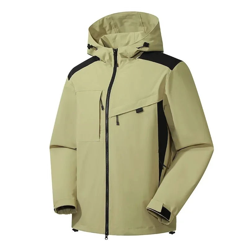 Detalle de la capucha ajustable de la chaqueta impermeable Kadan
