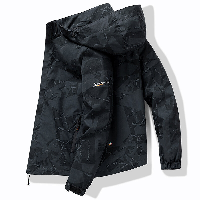 Hombre con chaqueta de esquí impermeable y capucha en color negro