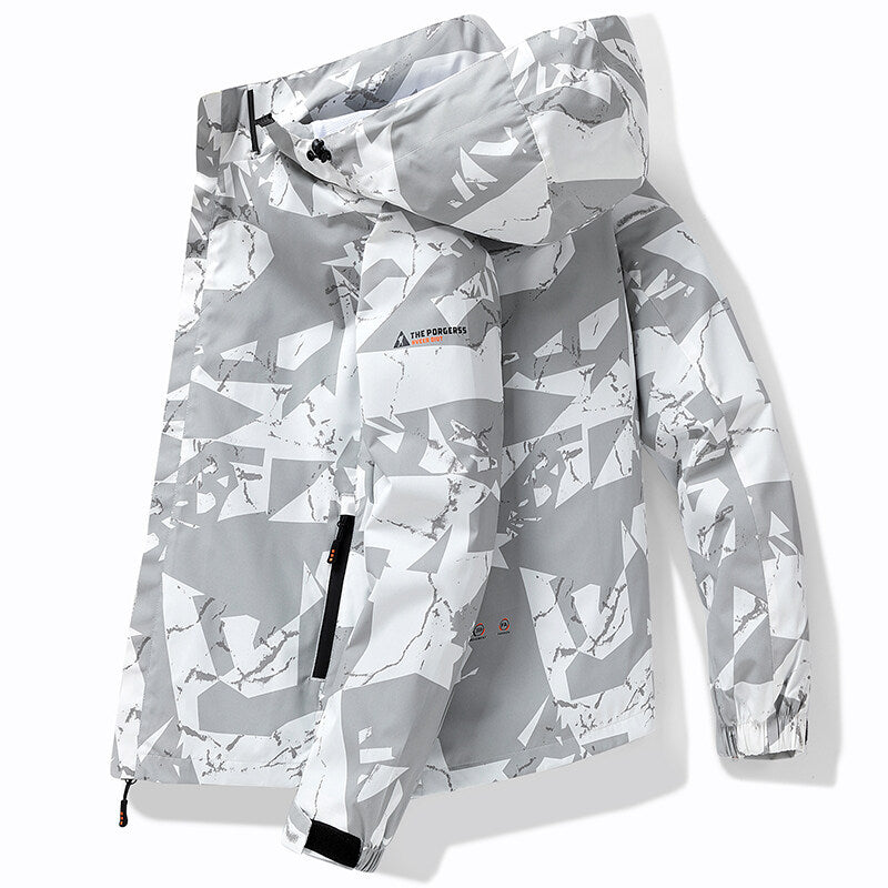 Vista lateral de la chaqueta de invierno impermeable con capucha para hombre
