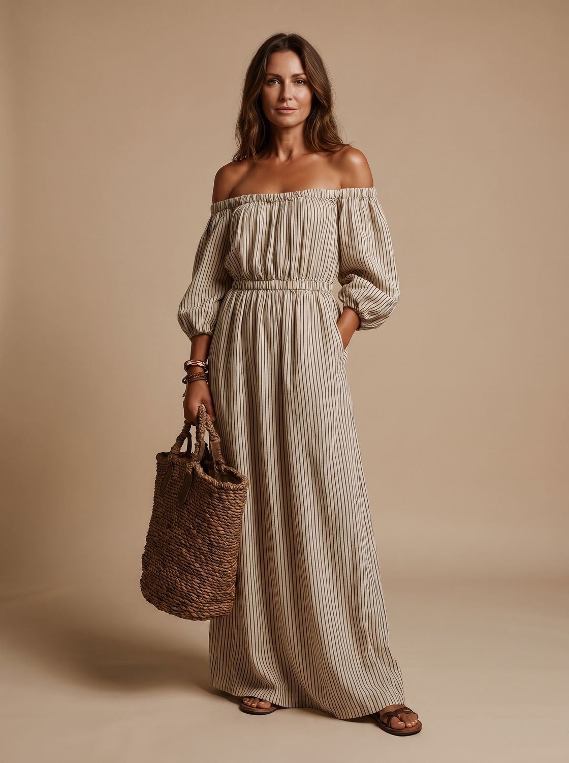 Mujer con vestido boho de lino a rayas con hombros descubiertos en tono beige