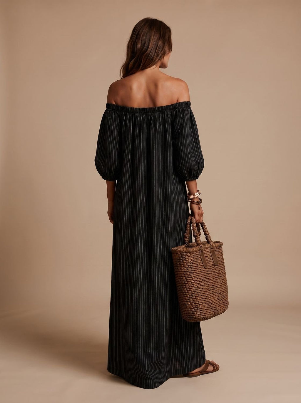 Vista trasera del vestido maxi boho con caída fluida y mangas largas