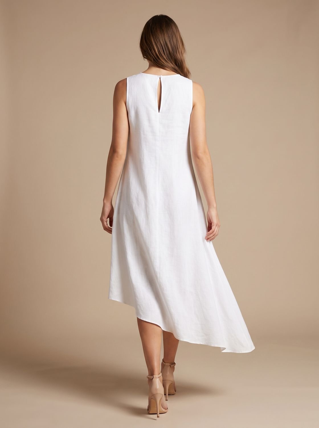 Mujer luciendo vestido midi boho fluido en ambiente playero