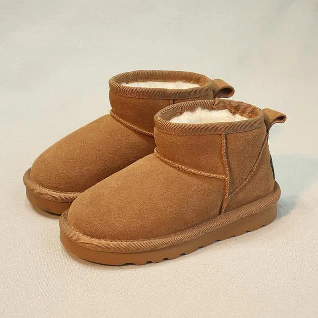 Botines Noemi slip-on para mujer en tono neutro sobre fondo liso