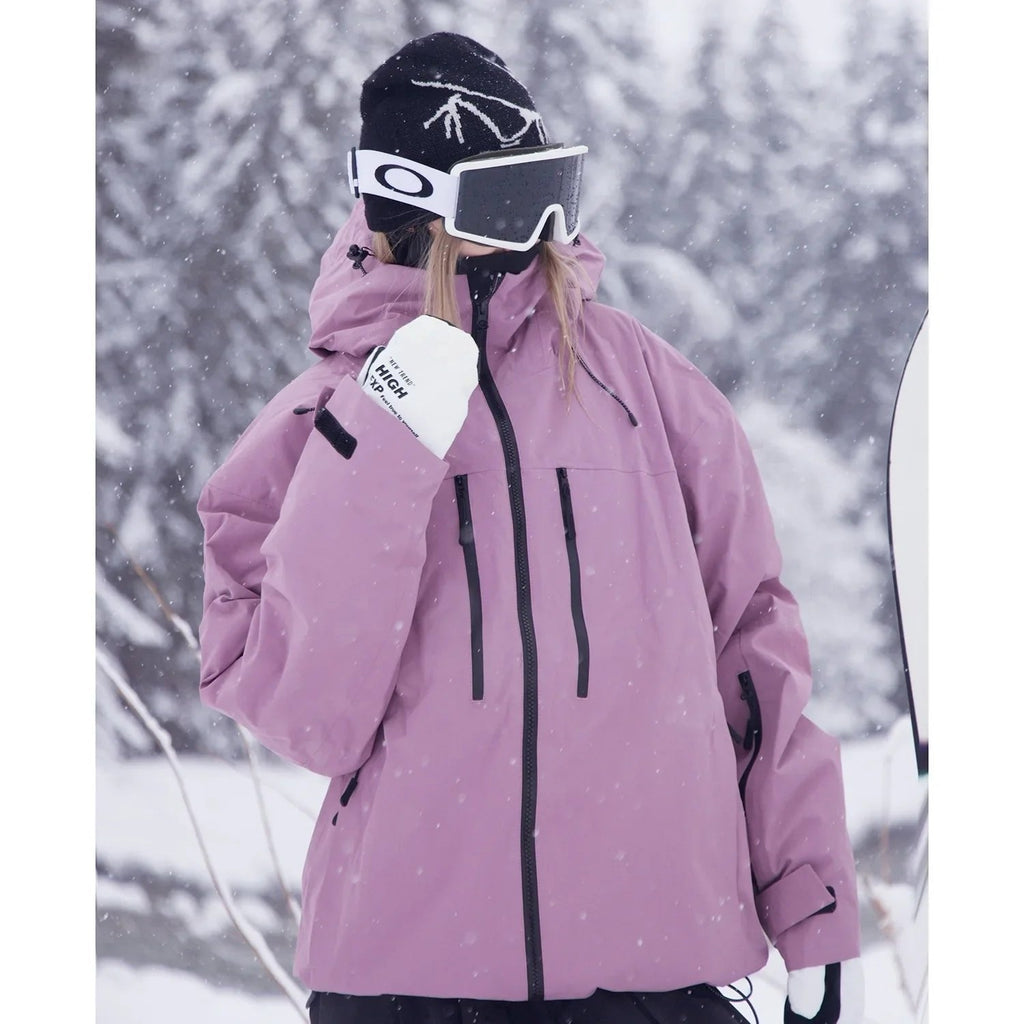 Modelo luciendo la chaqueta de invierno POLARION en un entorno nevado