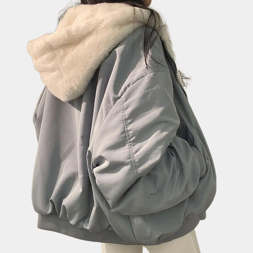 Mujer con chaqueta de invierno holgada y cálida en color gris