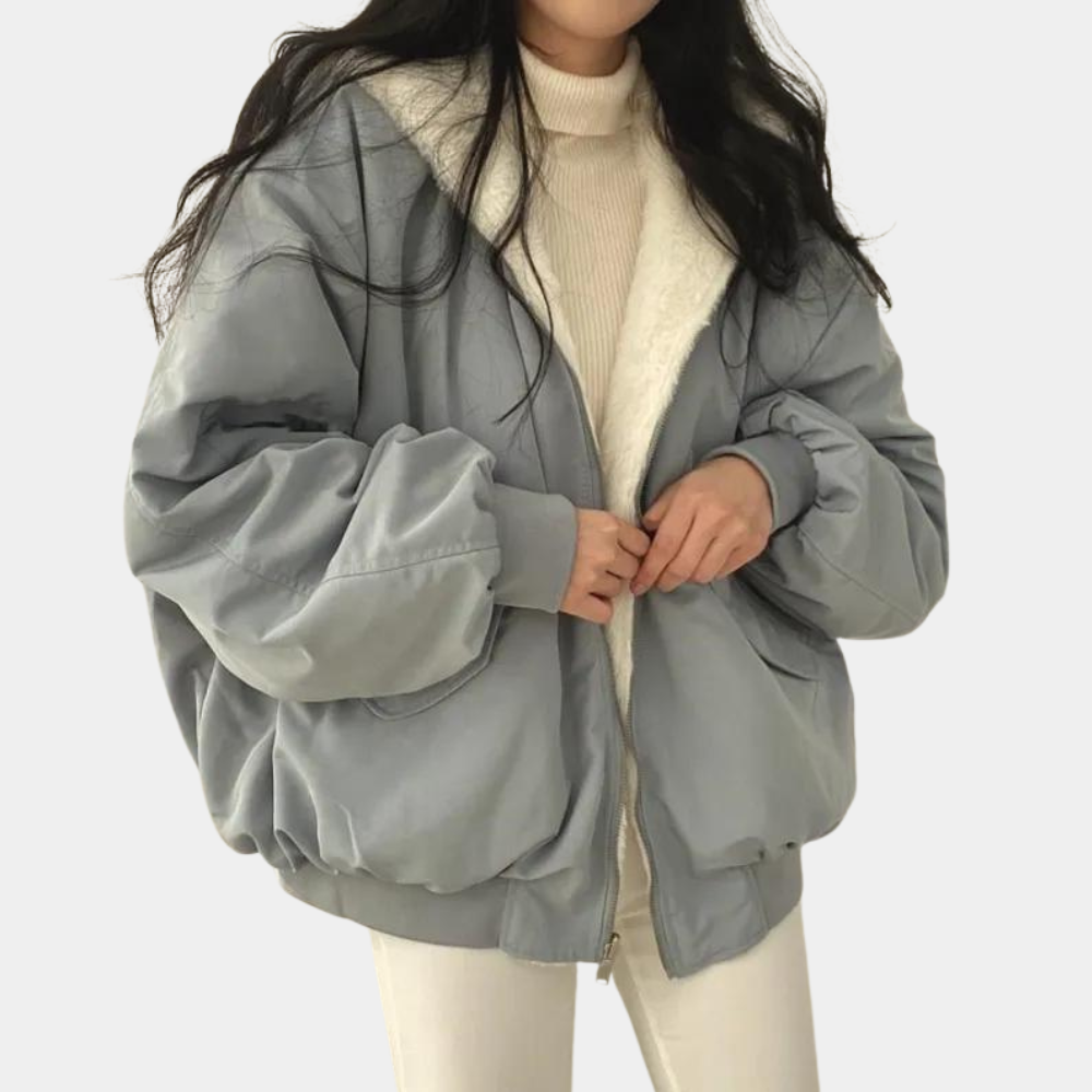 Chaqueta de invierno negra de corte holgado combinada con vaqueros
