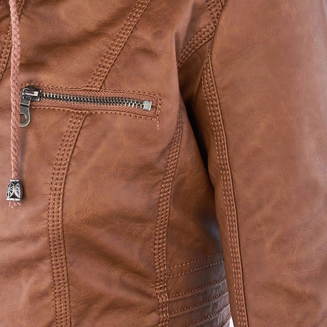 Detalle de la capucha ajustable de la chaqueta Aurora