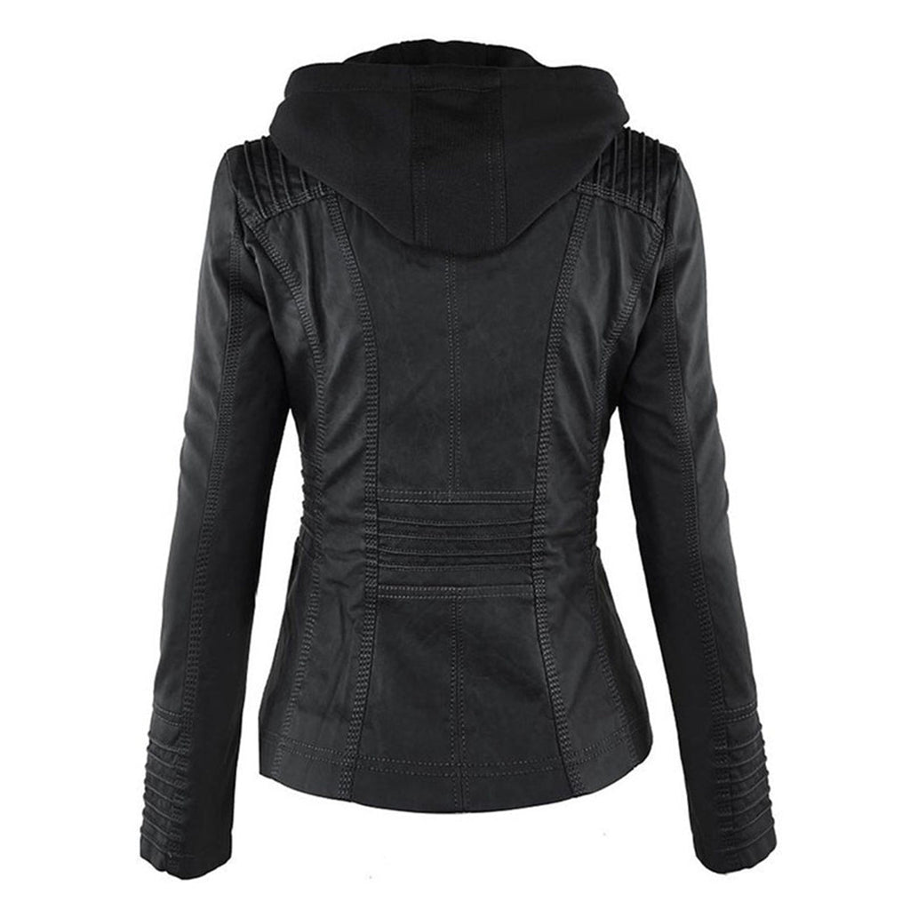 Modelo luciendo la chaqueta Aurora con capucha puesta