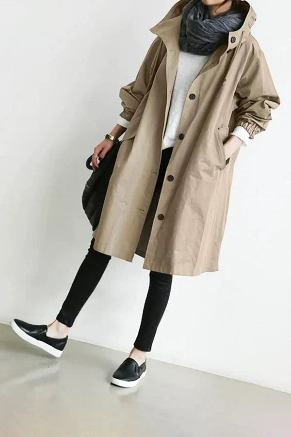Gabardina SELVARIA en color beige, combinada con look formal