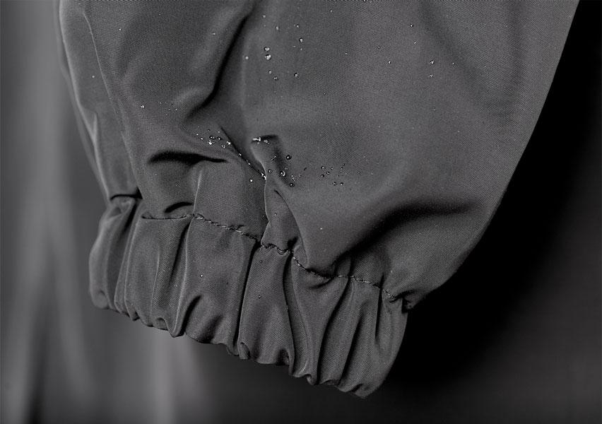 Detalle del tejido impermeable de la gabardina SELVARIA para mujer