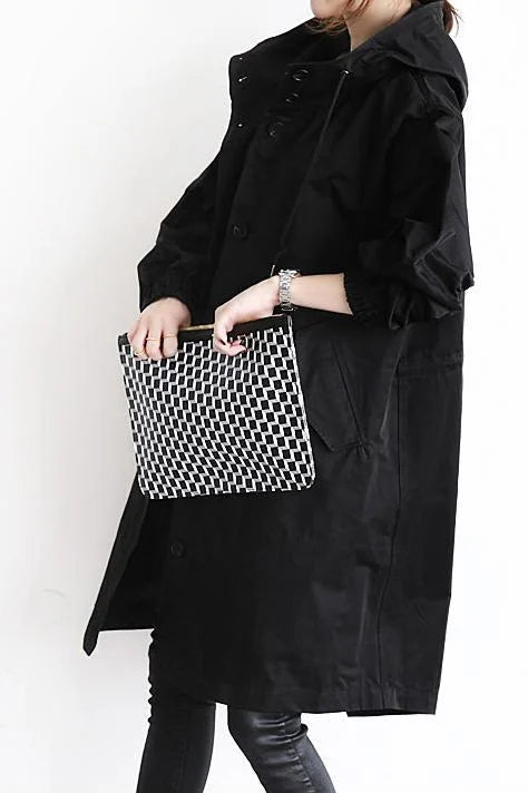 Detalle de los bolsillos de la gabardina SELVARIA de largo medio