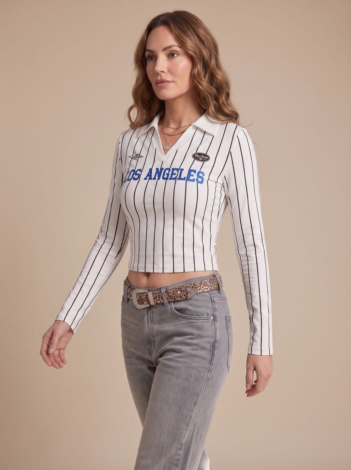 Detalle de acabados y costuras del top cropped de mujer