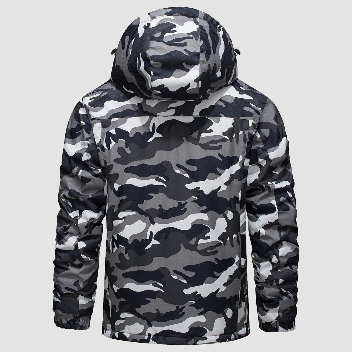 Chaqueta TUNDRAXX color verde militar en actividad al aire libre