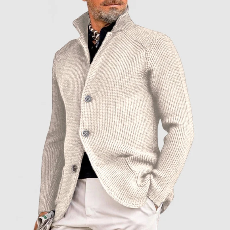 Hombre luciendo el cárdigan de punto Woodrow en look casual