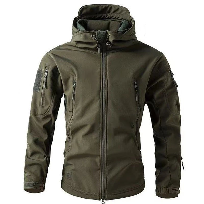 Hombre con chaqueta softshell ZEPHRAN en actividad al aire libre